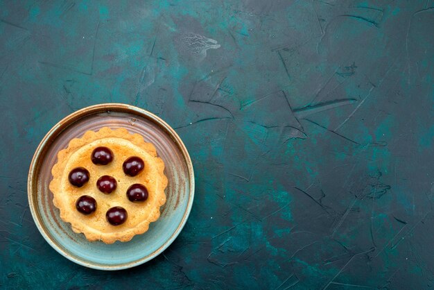 Vista superior de cupcake con cerezas y plato fresco