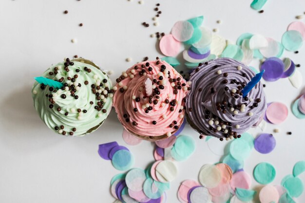 Vista superior cupcake color  pastel con bolas de chocolate con confetti