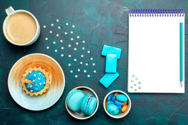 Vista superior de cupcake con estrellas junto a cosas deliciosas y cuaderno