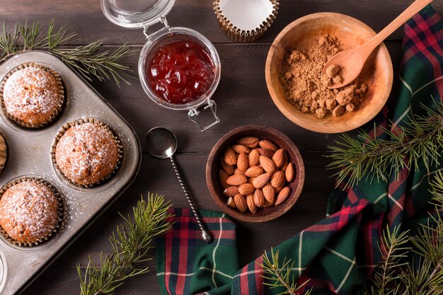 Vista superior de cupcakes navideños con mermelada y almendras