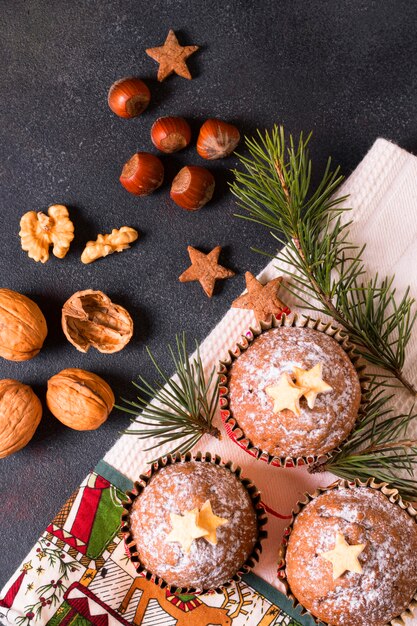 Vista superior de cupcakes navideños con nueces