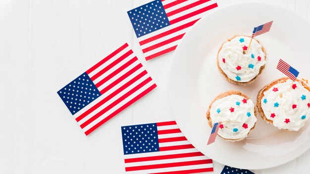 Vista superior de cupcakes en placa con banderas americanas