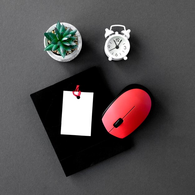 Vista superior de cyber monday essentials con reloj y mouse