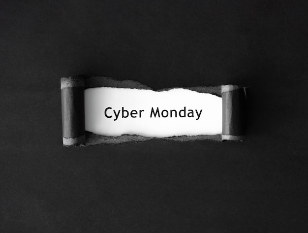 Vista superior del cyber monday con papel rasgado