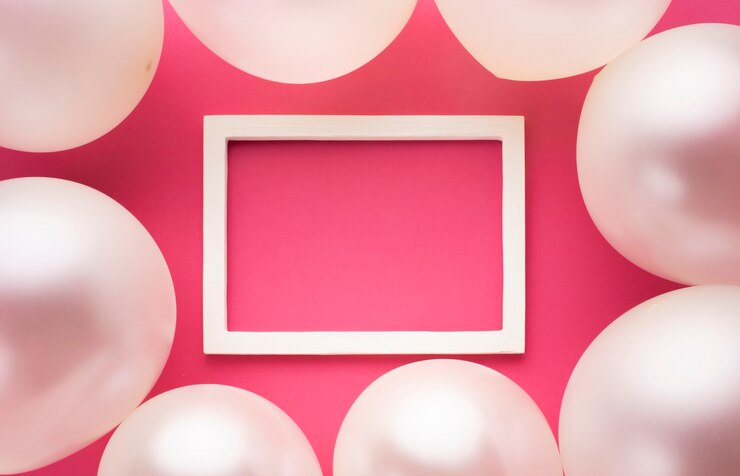 Foto gratuito vista superior decoración con globos, marco y fondo rosa