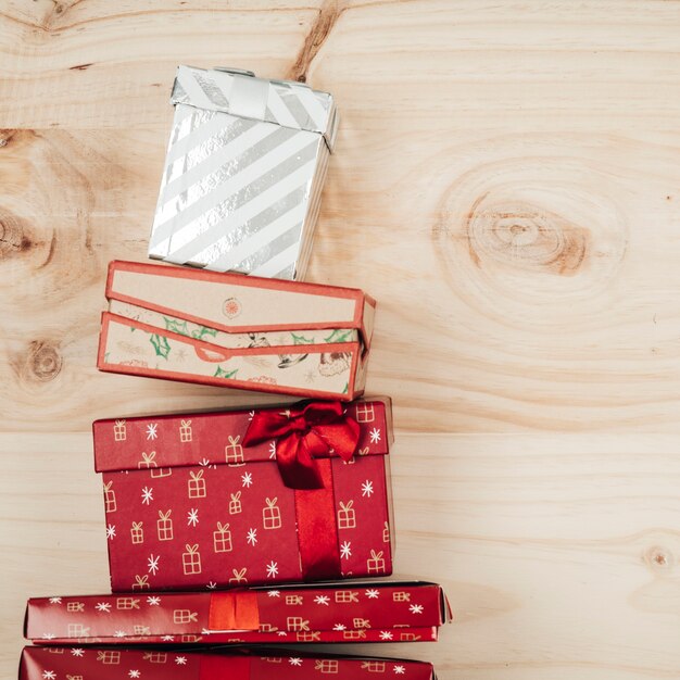 Vista superior de decoración de navidad con cajas de regalo