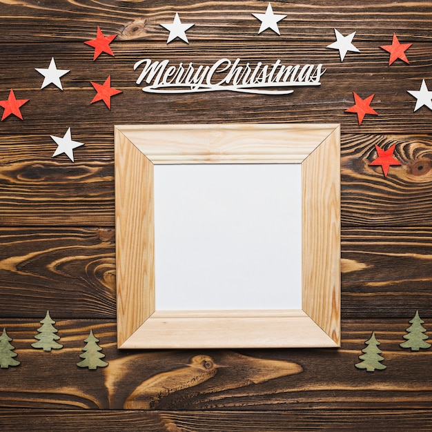 Foto gratuita vista superior de decoración de navidad con marco de madera