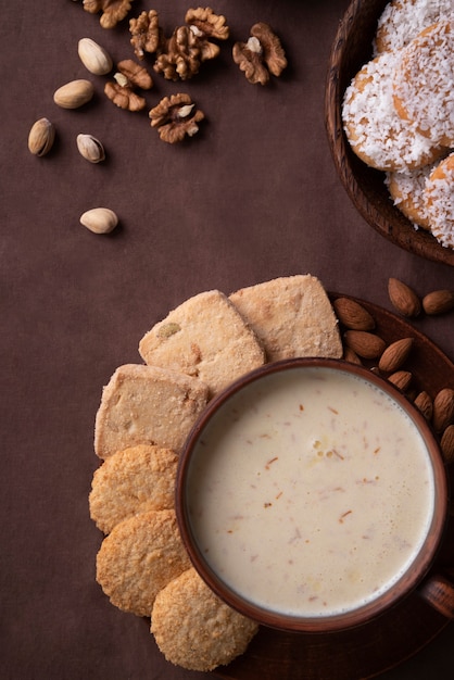 Foto gratuita vista superior deliciosa bebida y galletas