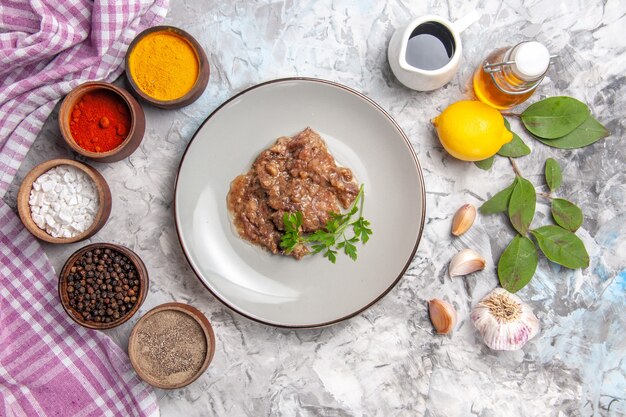 Vista superior deliciosa comida de carne con salsa y condimentos en comida de plato de carne de mesa blanca