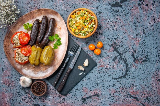 Vista superior deliciosa comida de dolma vegetal rellena con carne molida, comida saludable comida color plato cocina cena