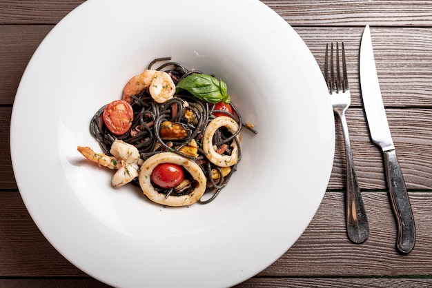 Vista superior de deliciosa comida italiana en mesa de madera