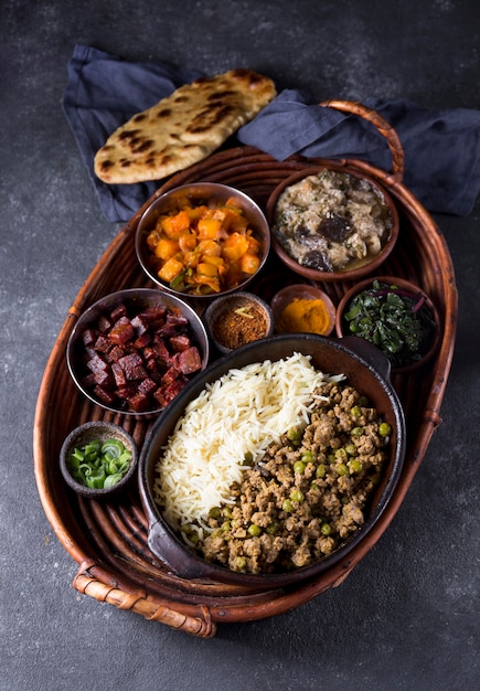 Vista superior de la deliciosa comida de Pakistán en una mesa