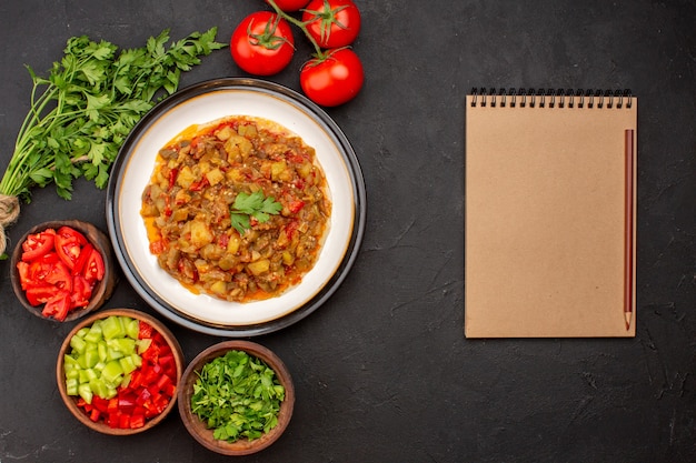 Vista superior deliciosa comida vegetal en rodajas plato cocido con verduras frescas sobre fondo gris comida cena comida salsa sopa vegetal