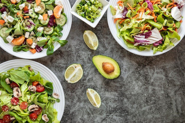 Vista superior deliciosa ensalada con aguacate