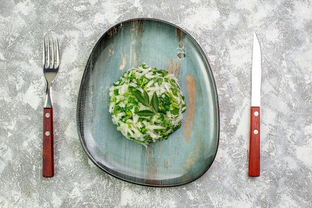 Foto gratuita vista superior deliciosa ensalada consta de verduras y repollo dentro de la placa