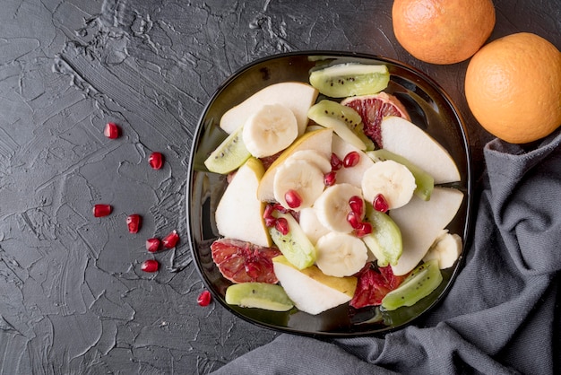 Vista superior deliciosa ensalada de frutas lista para ser servida