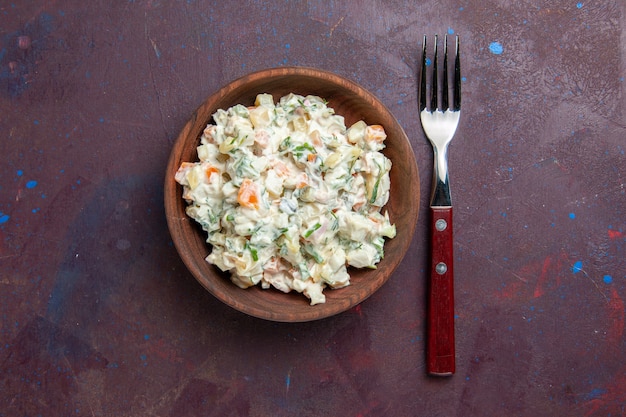 Vista superior deliciosa ensalada mayyonaise con pollo dentro de la placa en el espacio oscuro