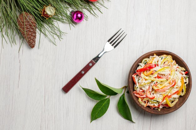 Vista superior deliciosa ensalada de pollo con mayyonaise y verduras en el escritorio blanco bocadillo ensalada de comida fresca de carne de color maduro