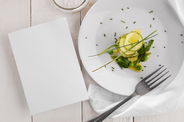 Foto gratuita vista superior deliciosa ensalada saludable en una composición de plato blanco