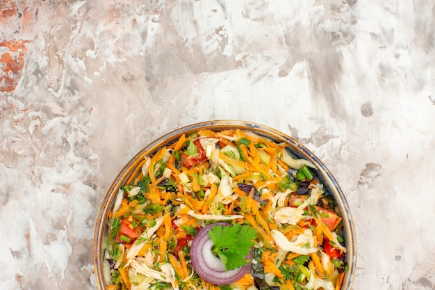 Foto gratuita vista superior de la deliciosa ensalada vegana con varias verduras