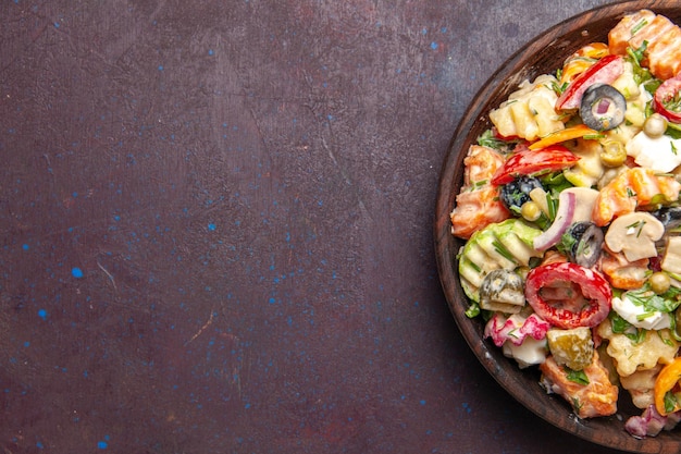 Vista superior deliciosa ensalada de verduras con aceitunas, tomates y champiñones sobre fondo oscuro ensalada merienda saludable almuerzo vegetal