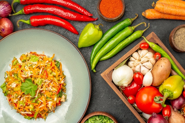 Vista superior deliciosa ensalada con verduras frescas en la mesa gris comida dieta ensalada salud