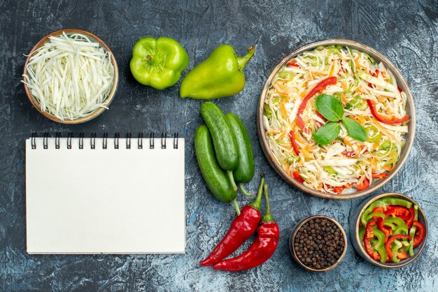 Vista superior deliciosa ensalada con verduras frescas sobre fondo gris claro