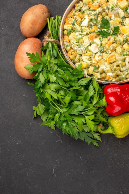 Vista superior de deliciosa ensalada con verduras frescas en superficie oscura