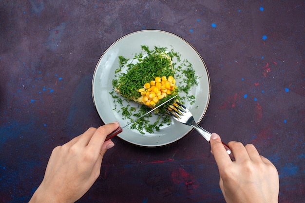 Foto gratuita vista superior deliciosa ensalada con verduras de maíz mayyonaise y pollo dentro de la placa en el escritorio oscuro.