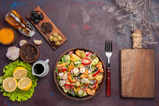 Vista superior deliciosa ensalada de verduras con rodajas de limón fresco sobre el fondo oscuro ensalada de salud dieta comida merienda