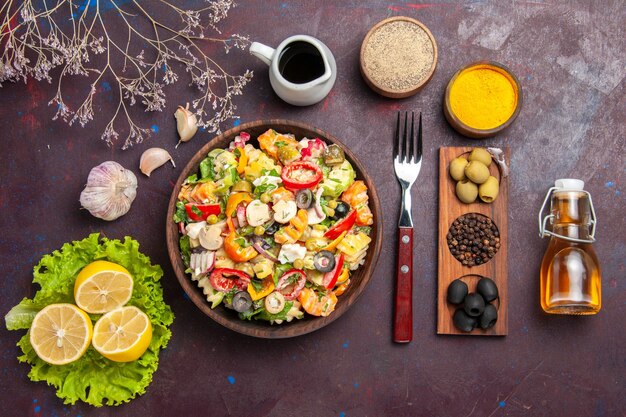 Vista superior deliciosa ensalada de verduras con rodajas de limón sobre fondo oscuro comida sana ensalada de dieta