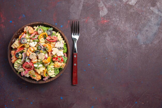 Vista superior deliciosa ensalada de verduras con tomates, aceitunas y champiñones en el fondo oscuro, ensalada de dieta saludable, almuerzo de verduras, merienda