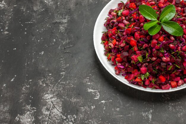 Vista superior deliciosa ensalada de vinagreta de remolacha con frijoles sobre una superficie oscura