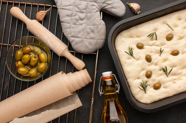 Foto gratuita vista superior deliciosa foccacia e ingredientes.