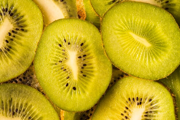 Vista superior deliciosa fruta kiwi en rodajas