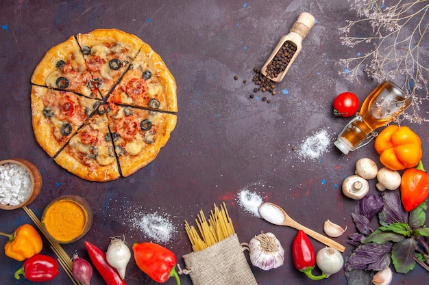 Vista superior de la deliciosa masa de pizza de champiñones en rodajas con verduras frescas en la superficie oscura comida comida horneado italiano
