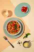 Foto gratuita vista superior deliciosa pasta con tomates