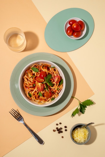 Vista superior deliciosa pasta con tomates