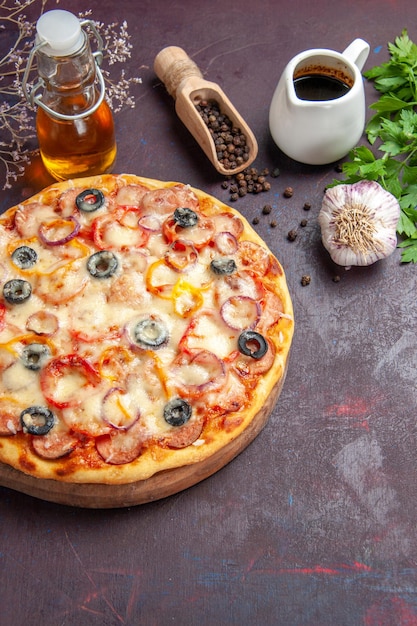 Vista superior deliciosa pizza de champiñones con queso y aceitunas en la superficie oscura comida pizza de bocadillo de masa de comida italiana