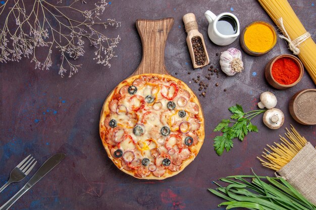Vista superior de la deliciosa pizza de champiñones con queso y aceitunas en la superficie oscura, masa de comida, snack pizza italiana