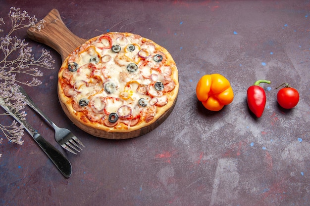 Foto gratuita vista superior deliciosa pizza de champiñones con queso, aceitunas y tomates en el escritorio oscuro, comida de masa de pizza, comida italiana