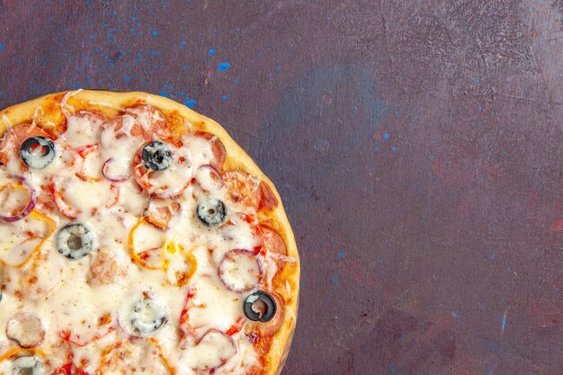 Vista superior deliciosa pizza de champiñones con queso, aceitunas y tomates en la superficie oscura comida de pizza de masa de comida italiana