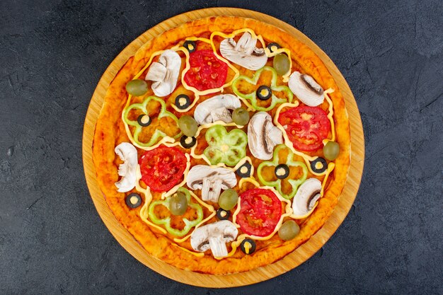 Vista superior deliciosa pizza de champiñones con tomates, pimientos, aceitunas y champiñones, todos en rodajas en el interior en el escritorio oscuro comida pizza italiana