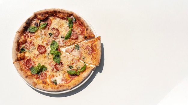 Vista superior de deliciosa pizza con espacio de copia