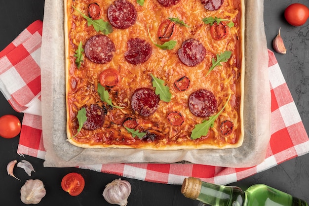 Foto gratuita vista superior deliciosa pizza con pepperoni