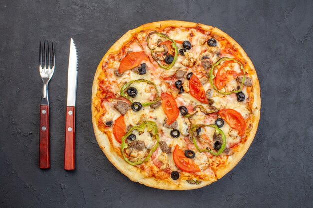 Vista superior deliciosa pizza de queso con aceitunas pimiento y tomates en superficie oscura