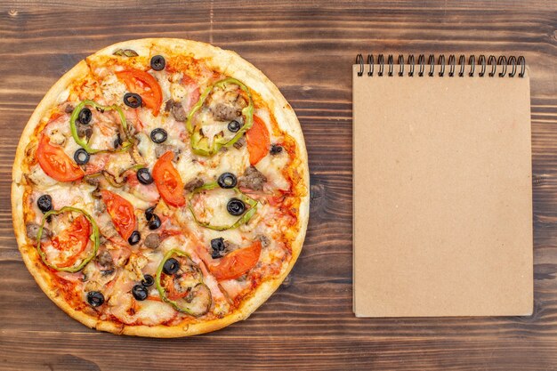 Vista superior deliciosa pizza de queso en superficie de madera marrón
