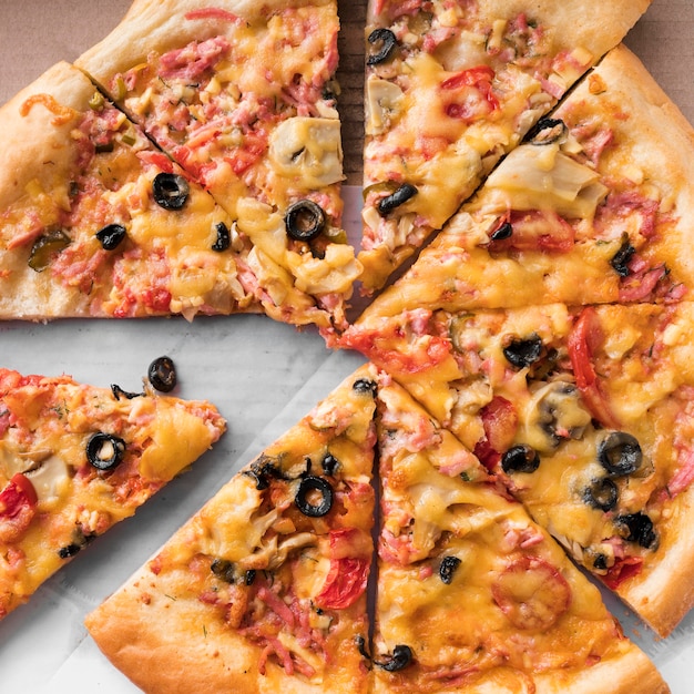 Vista superior deliciosa pizza en rodajas