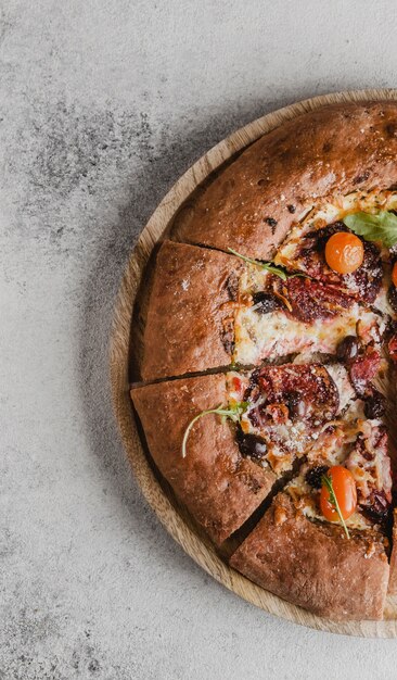 Vista superior de la deliciosa pizza en rodajas