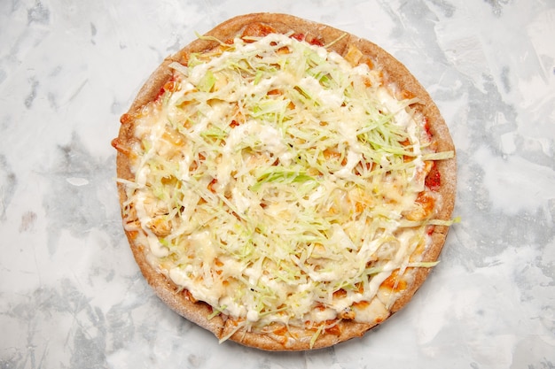 Vista superior de la deliciosa pizza vegana casera en superficie blanca manchada